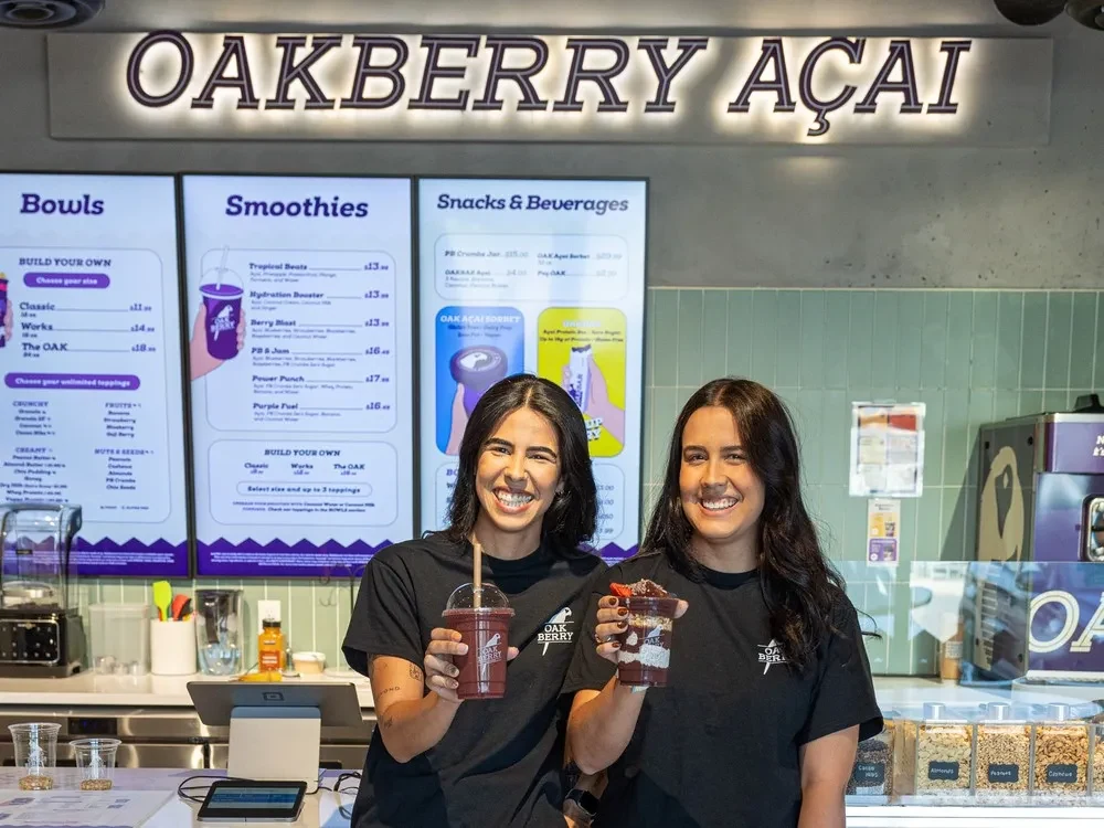 Equipe em uma loja Oakberry Açaí